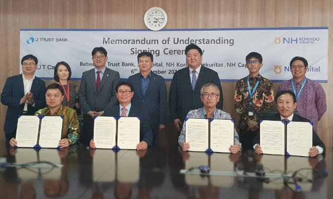 JT캐피탈은 인니 J 트러스트 뱅크와 NH농협캐피탈, NH코린도 증권과 함께 4자 업무협약(MOU)을 맺었다고 15일 밝혔다. 왼쪽부터 Jeffry Wikarsa NH코린도증권 대표이사, 고태순 NH농협캐피탈 대표이사, 안도 리츠오 인도네시아 J 트러스트 뱅크 이사, 차동구 JT캐피탈 대표이사. / 사진 = JT캐피탈