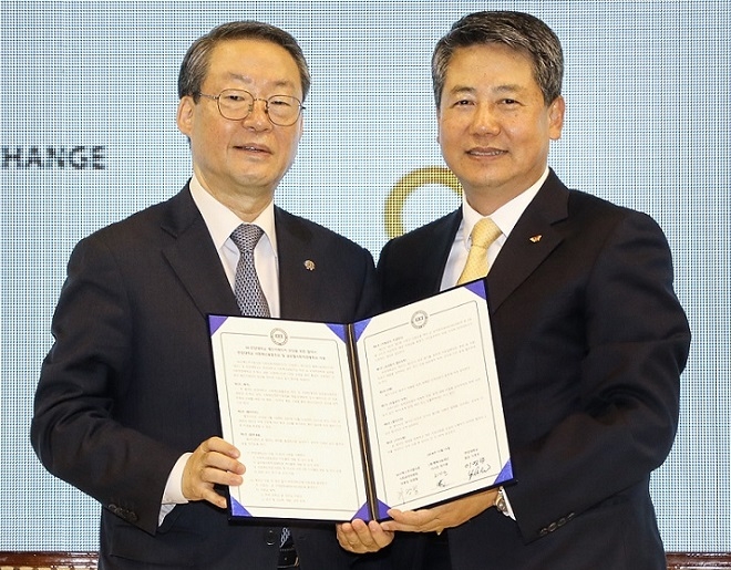 15일 한양대학교에서 이영무 한양대학교 총장(좌)과 최광철 SK그룹 SUPEX추구협의회 사회공헌위원장(우)이 체인지메이커 양성 위한 협약 체결 후 기념촬영을 하고 있다. 출처=SK행복나눔재단.