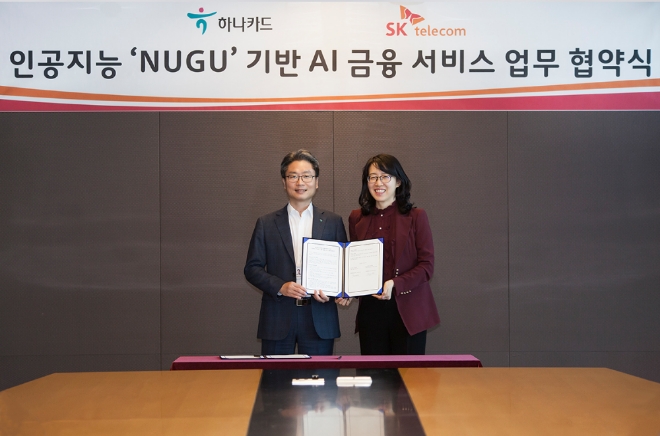(왼쪽부터) 정성민 하나카드 디지털사업본부장과 박명순 SK텔레콤 AI 사업 유닛장은 인공지능 기반 음성인식스피커(NUGU)를 통한 카드서비스 제공을 위해 양해각서를 체결했다고 15일 밝혔다. / 사진 = 하나카드