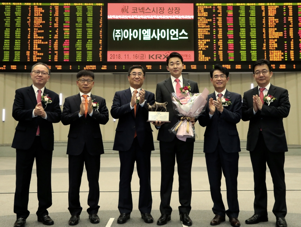 한국거래소 코스닥시장본부는 16일 오전 서울사옥 홍보관에서 LED조명 및 LED용 실리콘렌즈 제조업체인 아이엘사이언스의 코넥스시장 신규상장기념식을 개최했다. (왼쪽부터) 김영균 한국IR협의회 사무국장, 김성태 한국거래소 코스닥시장본부장보, 길재욱 한국거래소 코스닥시장위원회 위원장, 송성근 아이엘사이언스 대표이사, 배영규 한국투자증권 IB 1본부장, 최욱 코넥스협회 부회장. 사진=한국거래소