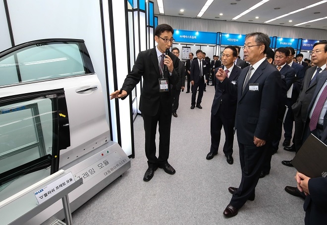 16일 현대·기아차 남양연구소에서 열린 'R&D 협력사 테크 데이’ 행사에 참석한 양웅철 부회장이 협력사 선행 신기술 전시물을 살펴보고 있다. 출처=현대기아차.