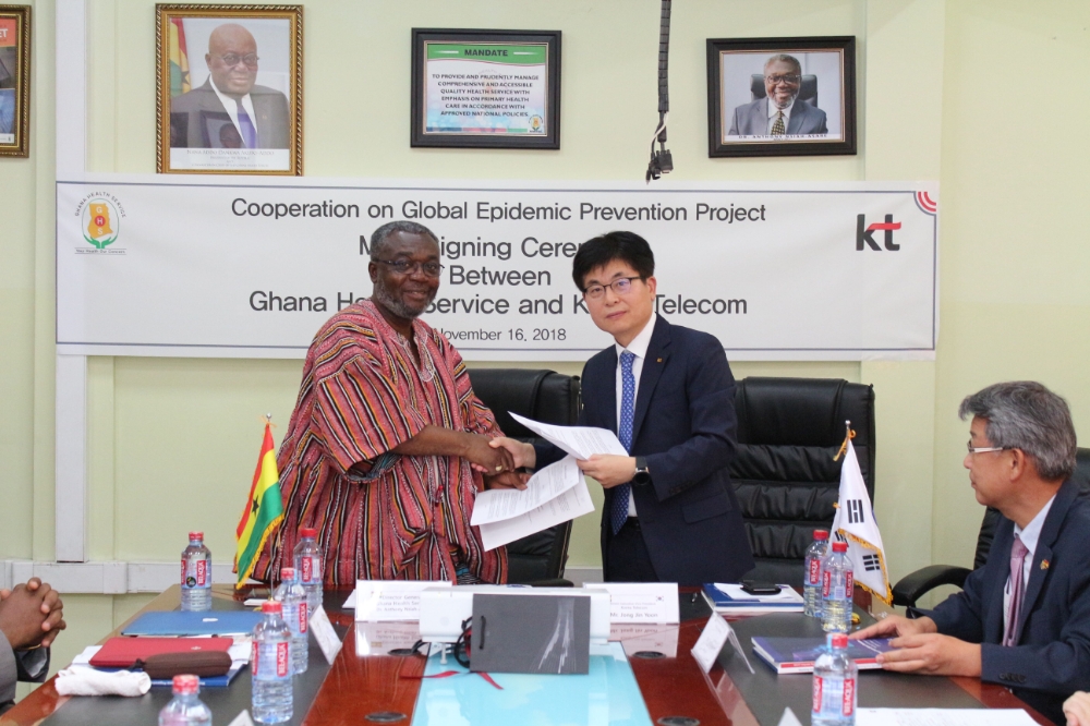 △‘빅데이터를 활용한 감염병 확산방지 시스템 구축 협력 MOU’ 체결식에서 안소니 나시아 아사레 가나보건청장(왼쪽)과 KT 홍보실장 윤종진 부사장이 기념촬영을 하고 있다.