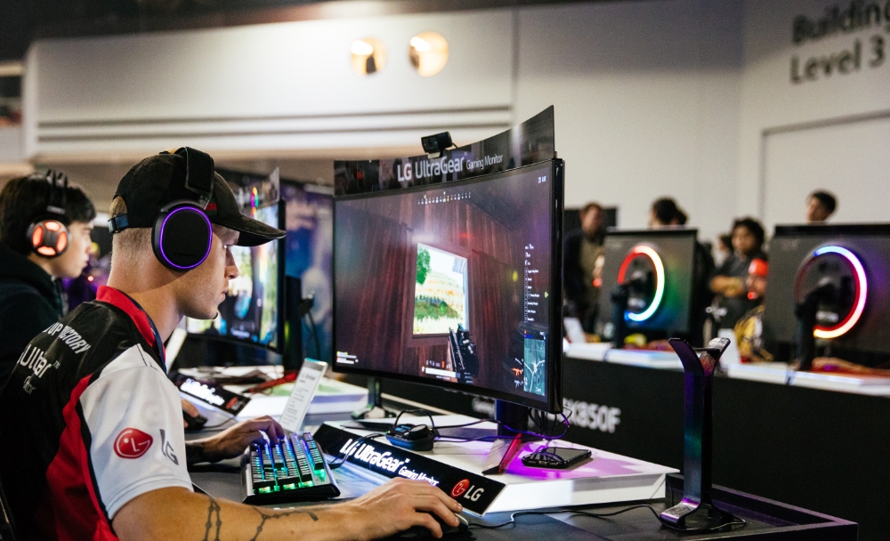 △LG 울트라기어 게이밍모니터 체험공간에서 인기 e스포츠팀 페이즈 클랜 선수가 팬들과 함께 게임 대결을 펼치고 있다/사진=LG전자