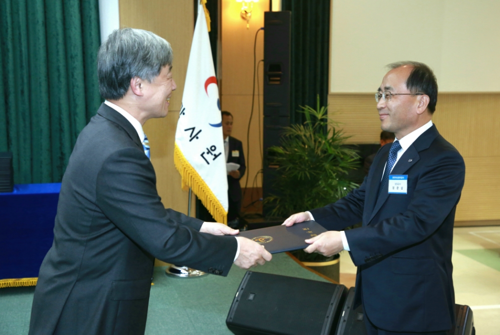 △16일 감사원에서 개최된 '2018년도 자체감사활동 심사 시상식'에서 공공기관 자체 감사활동 및 자체감사사항 우수기관으로 선정되어 캠코 엄광섭 상임감사(오른쪽)가 최재형 감사원장(왼쪽)으로부터 기관표창을 수상했다./사진=캠코