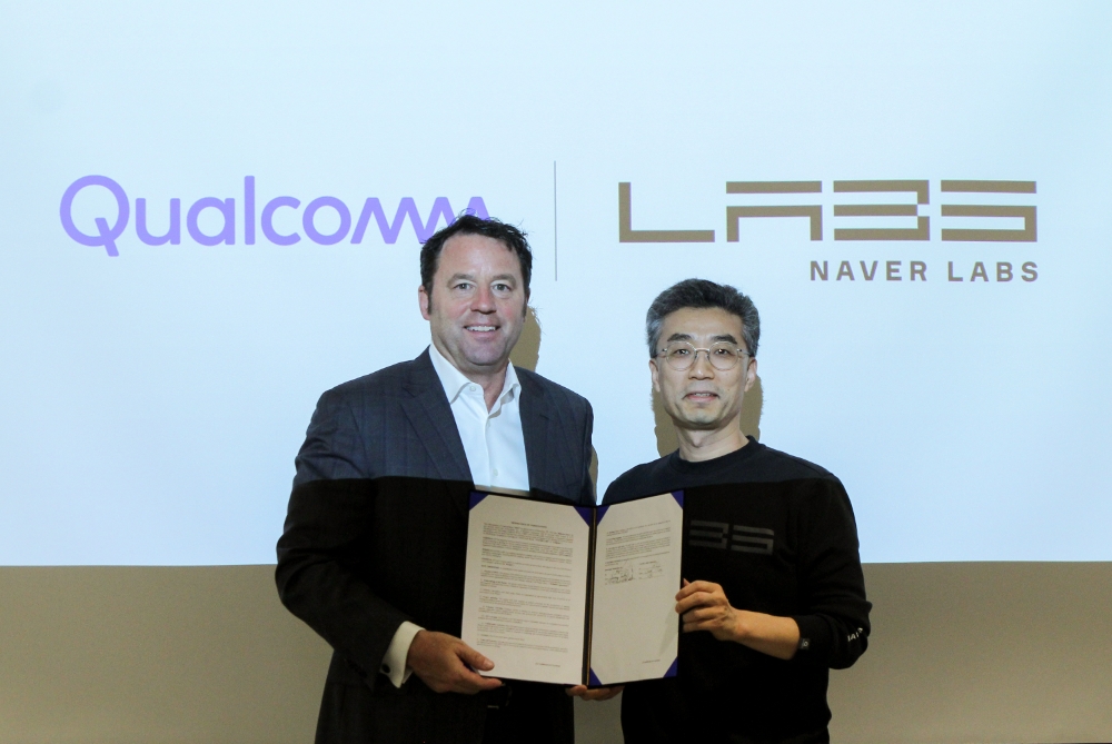 △송창현 네이버랩스 대표(오른쪽)와 짐 캐시 퀄컴 수석부사장(왼쪽)/사진=네이버