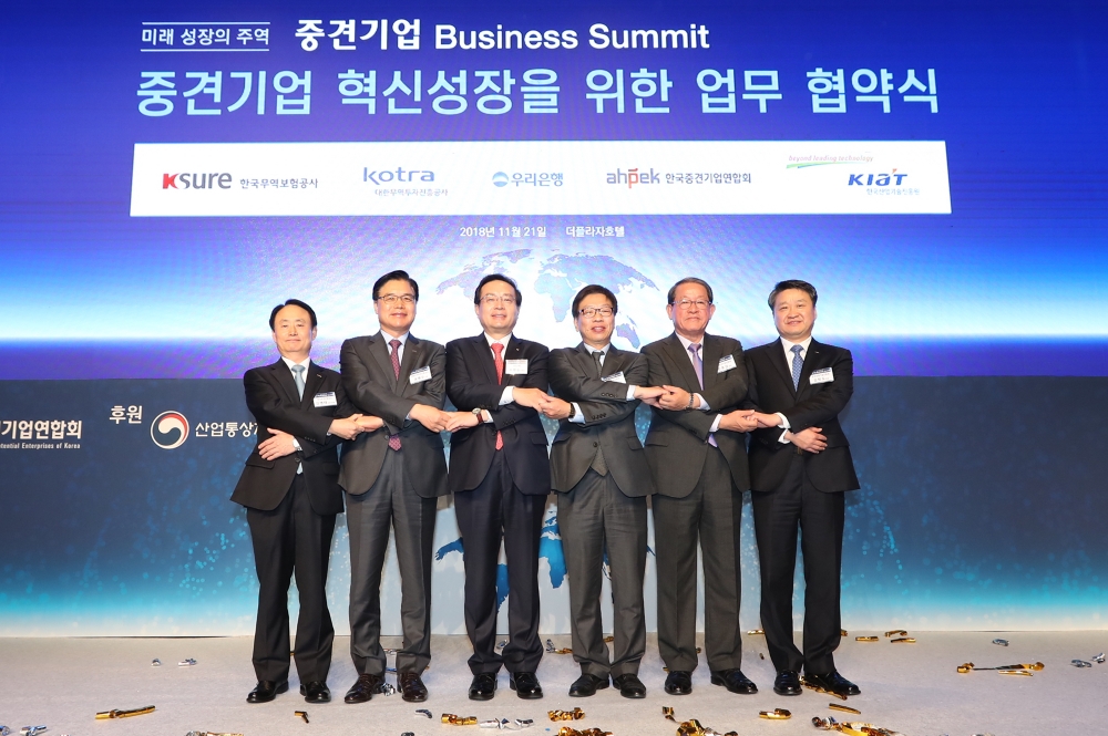 우리은행은 21일 서울시 중구에 소재한 더플라자 호텔에서 '중견기업 비즈니스 써밋(Business Summit)’을 개최하고, 중견기업 성장 지원을 위한 ‘Great Vision 2022'를 발표했다. (사진 왼쪽부터)강병태 무역보험공사 사장직무대행, 권평오 대한무역투자진흥공사 사장, 손태승 우리은행장, 유정열 산업통상자원부 산업혁신성장실장, 강호갑 한국중견기업연합회장, 김학도 한국산업기술진흥원장. / 사진= 우리은행