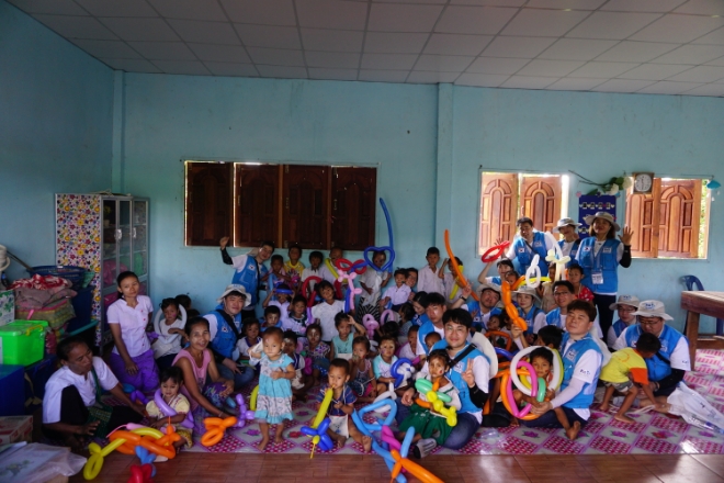 KED 희망봉사단원들이 태국 메솟 탈러마을 어린이들을 대상으로 교육 봉사활동을 진행하고 있다. / 사진 = 한국기업데이터