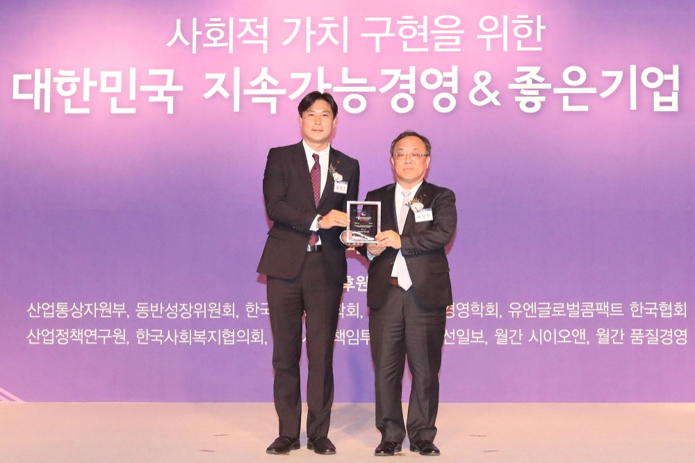 △KT 홍보실 지속가능경영담당 정명곤 상무(왼쪽)가 ‘2018 대한민국 지속가능성·좋은기업 시상식’에서 한국표준협회 이상진 회장과 기념촬영을 하고 있다/사진=KT