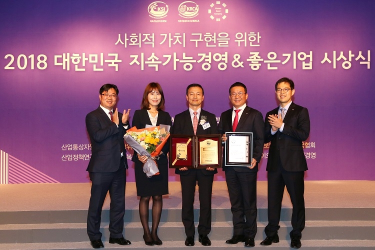 22일 오전 서울 강남구 코엑스 인터콘티넨탈 호텔에서 한국표준협회 주관으로 열린 ’2018 대한민국 지속가능경영&좋은기업’ 시상식에서 신한은행 김성우 부행장(가운데)과 직원들이 기념촬영을 하고 있다. / 사진= 신한은행