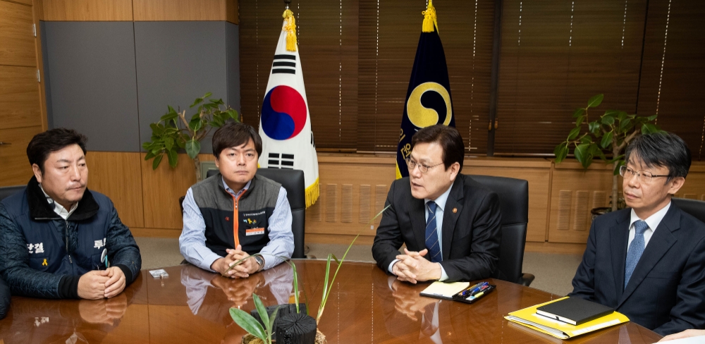최종구 금융위원장(오른쪽에서 두 번째)이 26일 오후 서울 종로구 정부서울청사 금융위원회에서 전국사무금융서비스 노동조합 조합원들과 면담을 하고 있다. / 사진= 금융위원회