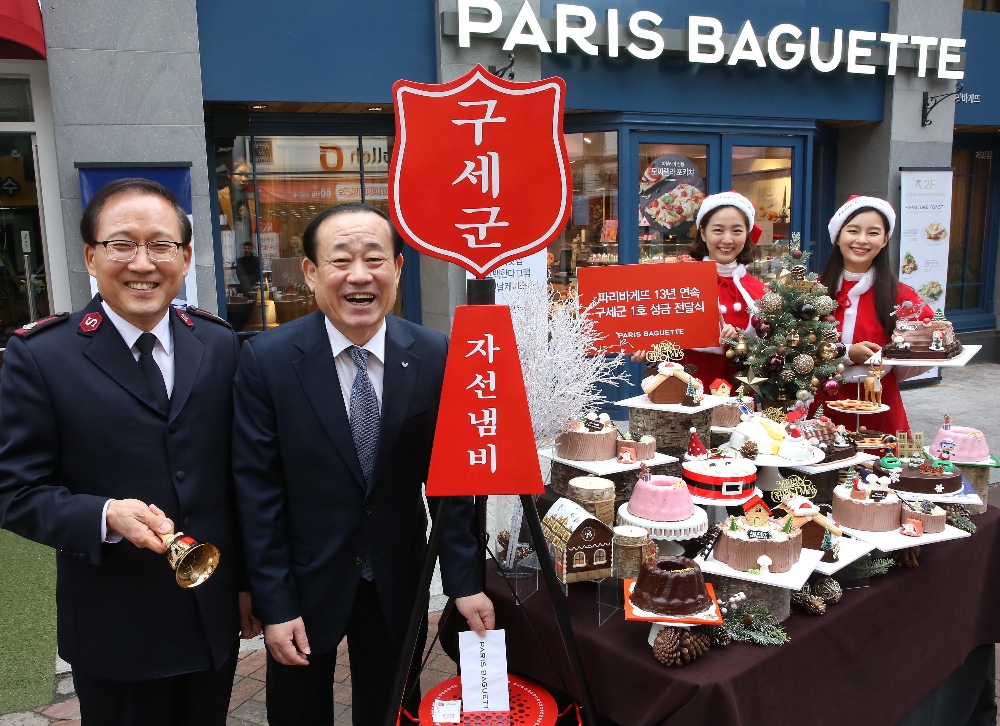 파리바게뜨가 서울 종로에 위치한 파리바게뜨 카페대학로점에서 파리바게뜨 황재복 부사장(우)과 한국구세군 곽창희 사무총장(좌)이 참석한 가운데 13번째 '구세군 1호 성금 전달식'을 가졌다. /사진제공=파리바게뜨