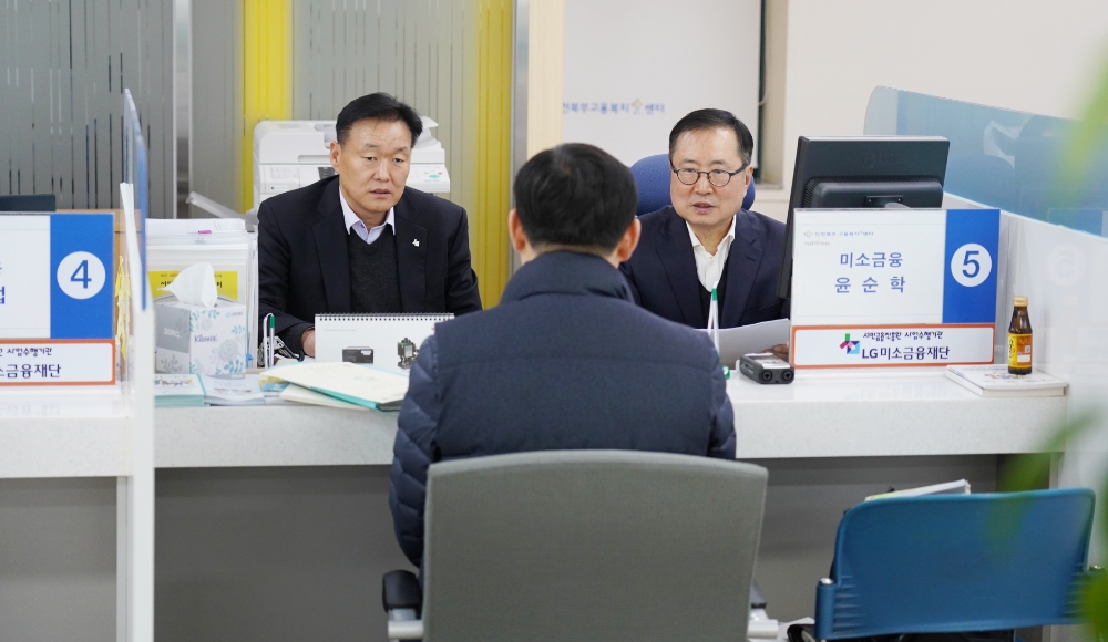 △이계문 서민금융진흥원 원장 겸 신용회복위원회 위원장이 28일 인천계양 서민금융통합지원센터를 방문해 영세 자영업자를 만나 상담을 진행하고 직원들을 격려하고 있다./사진=서민금융진흥원