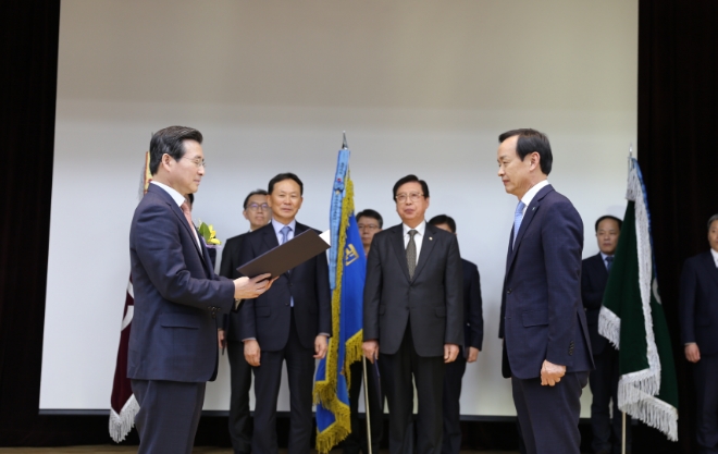 김용범 금융위원회 부위원장(왼쪽)이 정수진 하나카드 대표이사(맞은편)에게 금융위원장상을 시상하고 있다. / 사진 = 하나카드