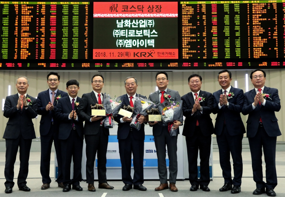 한국거래소 코스닥시장본부는 29일 서울사옥 홍보관에서 대중골프장 무안컨트리클럽을 운영하는 남화산업과 디스플레이 공정용 진공로봇 제조기업인 티로보틱스 및 담도, 식도 등 비혈관용 스텐트 제조업체인 엠아이텍의 코스닥시장 신규상장기념식을 개최했다. (왼쪽부터) 최규준 한국IR협의회 부회장, 이현 키움증권 대표이사, 정운수 한국거래소 코스닥시장본부장, 안승욱 티로보틱스 대표이사, 최재훈 남화산업 대표이사, 박진형 엠아이텍 대표이사, 나재철 대신증권 대표이사, 배기주 하나금융투자 IB그룹장, 송윤진 코스닥협회 부회장. 사진=한국거래소