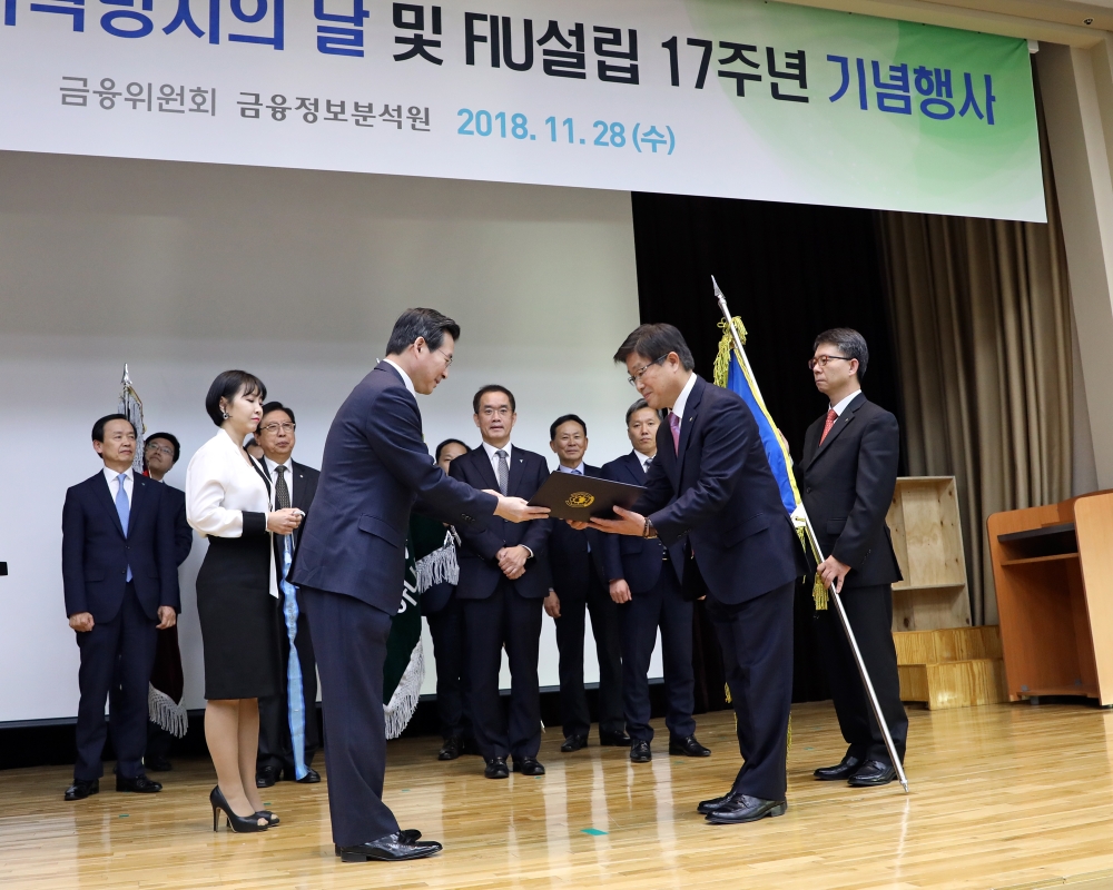 NH투자증권 김형열 부사장(오른쪽)이 28일 예금보험공사 대강당에서 금융위원회 김용범 부위원장으로부터(왼쪽) ‘제12회 자금세탁방지의 날’ 국무총리 표창을 수상 받고 있다. 사진=NH투자증권