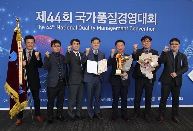 대유에이텍 권의경 대표이사(왼쪽 5번째)가 국가품질경영상에서 대통령 표창 수상 후 기념사진을 촬영하고 있다. 출처=대유에이텍.