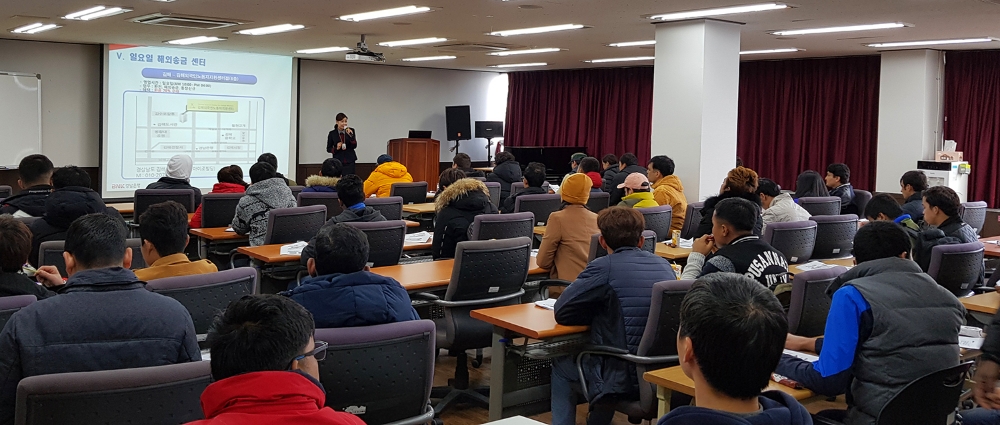 △경남은행이 2일 외국인 근로자 대상으로 금융교육을 진행했다./사진=BNK경남은행