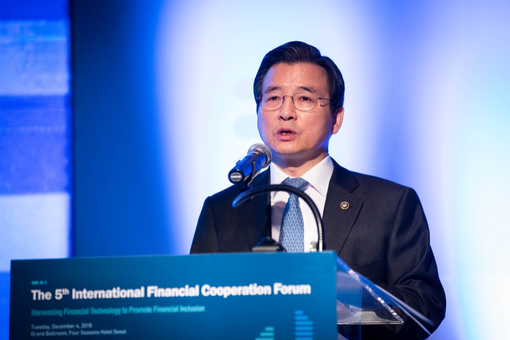 금융위원회와 해외금융협력협의회는 4일 서울 종로구 포시즌스호텔에서 '핀테크를 통한 금융포용 확대 및 시사점'을 주제로 제5회 국제금융협력포럼을 개최했다. 김용범 금융위원회 부위원장이 축사를 하고 있다. / 사진= 금융위원회