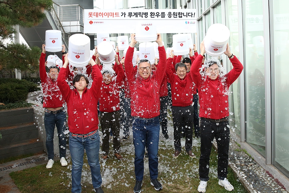 롯데하이마트가 5일 롯데하이마트 본사 사옥에서 롯데그룹 창립 51주년을 맞아 이동우 대표이사(사진 오른쪽에서 두번째)를 포함한 임직원 51명이 함께 루게릭병(근위축성측삭경화증) 환우를 돕기 위한 릴레이 캠페인 '아이스버킷 챌린지'에 참여했다. /사진제공=롯데하이마트