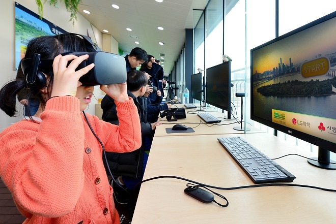영등포구 샤르넬리 지역아동센터 어린이들이 LG화학 밤섬생태체험관 VR체험 공간에서 밤섬 생태를 살펴보고 있다. 출처=LG화학.