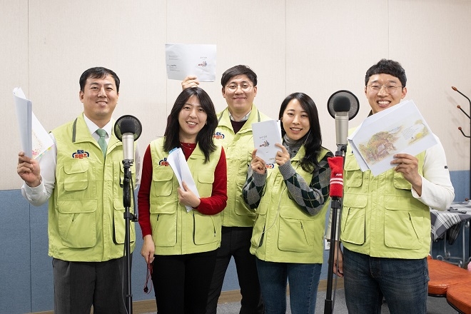 케이토토 임직원들이 다문화가정 아동을 위해 동화를 녹음하고 있다. 출처=행복나눔재단.