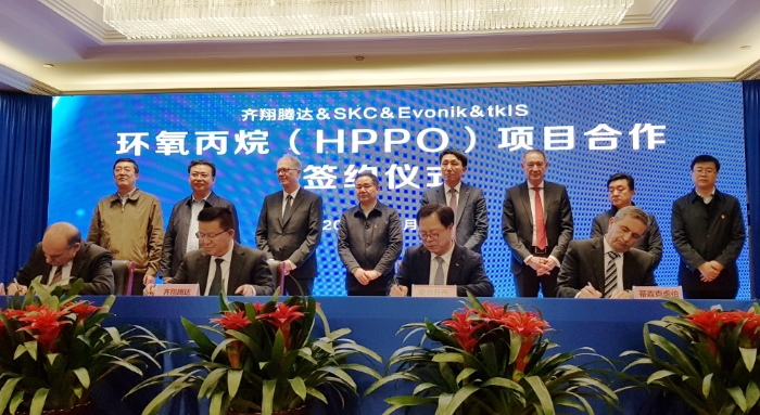 SKC 이완재 사장(왼쪽에서 세번째)이 HPPO 프로젝트 합작 MOU에 사인하고 있다. 출처=SKC