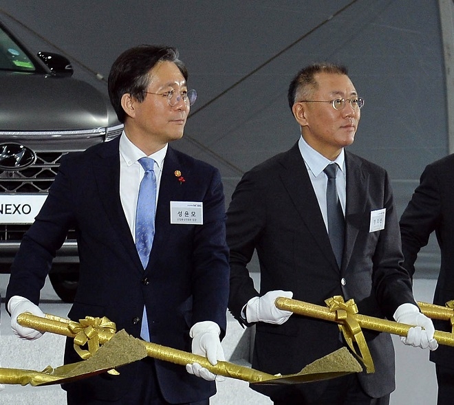 (왼쪽부터)성윤모 산업통상자원부 장관과 정의선 현대자동차그룹 수석부회장이 11일 현대모비스 충주 수소 연료전지시스템 제2공장 신축 기공식에 참석해 시삽 행사를 하고 있다. 출처=현대차.