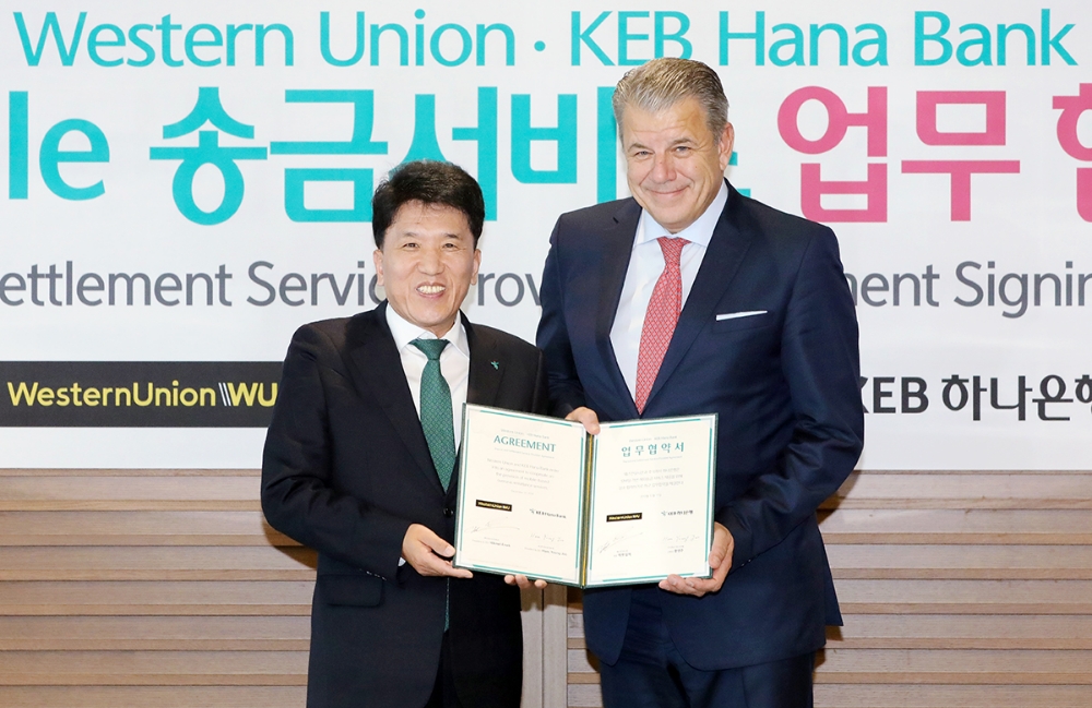 KEB하나은행은 11일 오후 서울시 중구 을지로 본점에서 세계 최대 송금 결제 네트워크 기업인 웨스턴 유니온(The Western Union Company)과 모바일 해외송금 서비스 제공을 위한 업무 협약을 체결했다. 협약식에 참석한 함영주 KEB하나은행장(사진 왼쪽)과 힉멧 얼섹(Hikmet Ersek) 회장(President & CEO)(사진 오른쪽)이 기념촬영을 하고 있다. / 사진= KEB하나은행