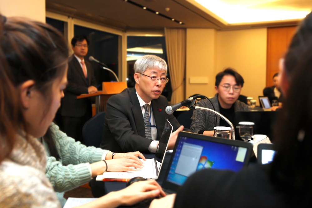 △신남방정책특별위원회 김현철 위원장(청와대 경제보좌관)이 행사 시작 전 금융권 출입기자들에게 간담회 관련 주요내용을 설명하고 있다./사진=은행연합회