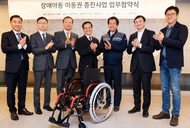 장애아동 이동권 증진 MOU에 참석한 관계자들이 기념 촬영을 하고 있다. 출처=행복나눔재단.