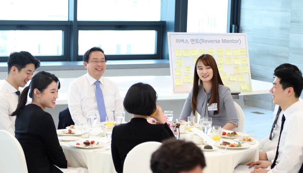 손태승 우리은행장(사진 왼쪽 세번째)이 우리은행 밀레니얼 세대 직원들과 소통행사를 하고 있다. / 사진= 우리은행