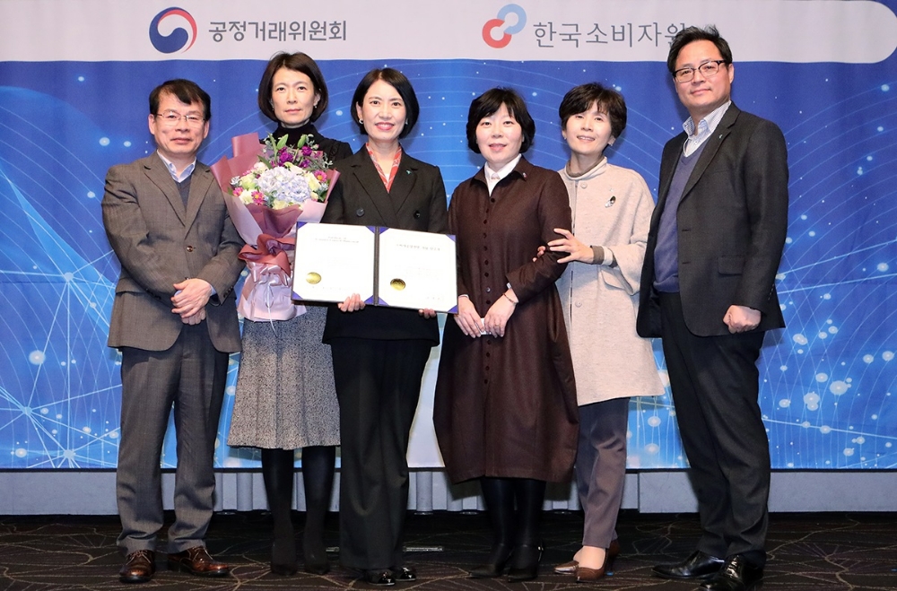 KEB하나은행이 공정거래위원회가 인증하고 한국소비자원이 운영하는 소비자 중심 경영(CCM) 인증을 획득했다. 지난 14일 오후 서울 양재동 엘타워에서 개최된 2018년 CCM 인증서 수여식에서 백미경 KEB하나은행 소비자보호본부 전무(사진 왼쪽에서 세번째)가 인증서를 들고 이희숙 한국소비자원 원장(사진 왼쪽에서 네번째) 및 참석 직원들과 함께 기념촬영을 하고 있다. / 사진= KEB하나은행