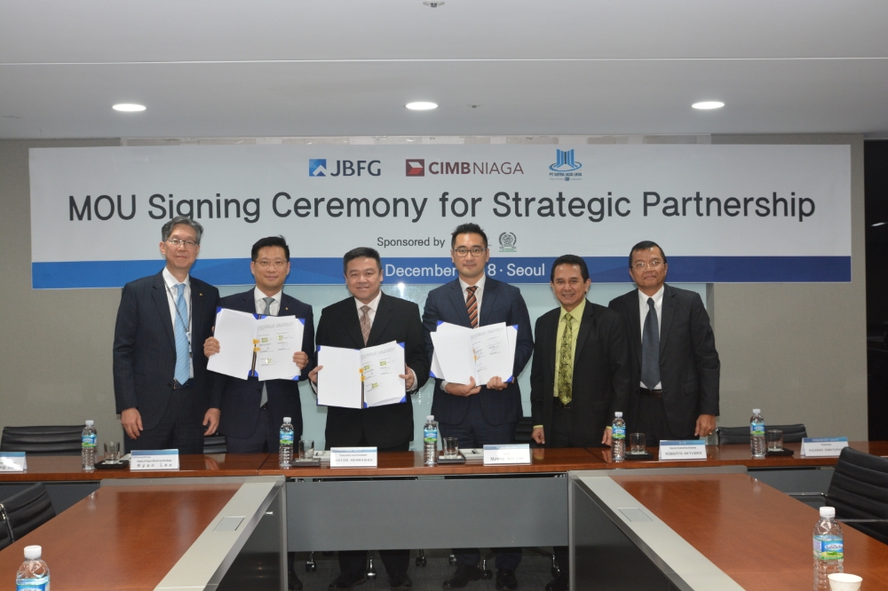 (왼쪽부터) 이재용 JB금융지주 전무, 이경구 JB금융지주 팀장, Anton Hermawan CIMB NIAGA 본부장, 이명준 MJL 대표, Roberto Akyuwen 인도네시아 금융감독원 국장, Ricardo Simatupang 인도네시아 자카르타 지방은행연합회장이 협약식 후 기념촬영을 하고 있다./사진=JB금융지주