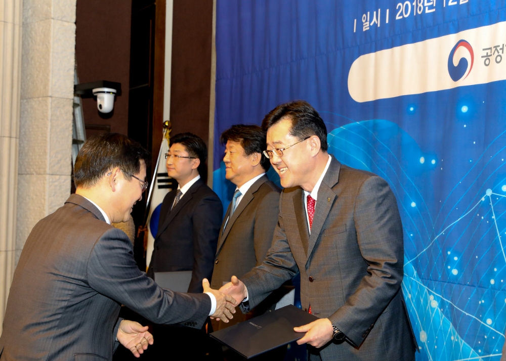 서원교 NH투자증권 준법감시본부장(오른쪽)이 14일 양재동 엘타워에서 개최된 2018 CCM 인증서 수여식에서 인증서를 전달받고 있다. 사진=NH투자증권