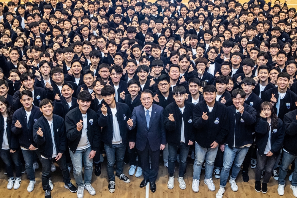 조용병 신한금융그룹 회장(앞줄 가운데)이 18일 경기도 기흥에 위치한 신한은행 연수원에서 각 그룹사에서 하반기 채용한 신입직원들에게 축하와 환영의 인사를 건내고 기념 촬영을 하고 있다. / 사진= 신한금융지주