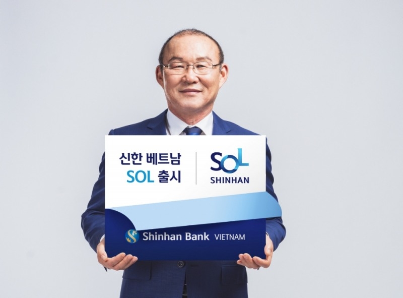 신한베트남은행 모델로 활동중인 박항서 베트남 축구 국가대표팀 감독 / 사진= 신한은행