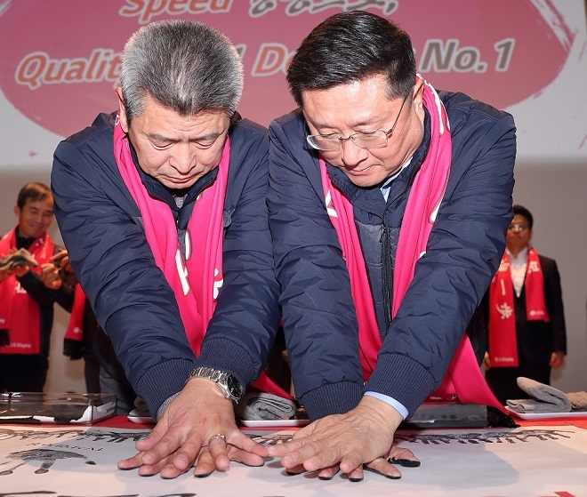 20일 LG디스프레이 한상범 부회장(오른쪽)이 권동섭 노조위원장과 '2018 혁신 성과 발표회'에 참석해 핸드프린팅을 하고 있다. 출처=LGD.