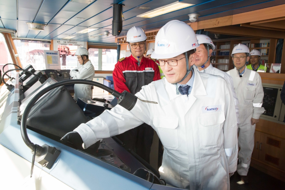 캠코 문창용 사장이 지난 11월 26일 ‘부산시 동구 북항’에 정박해 있는 캠코선박펀드 지원 선박을 방문하여 관계자들과 선박 운영성과 등을 점검하고 있다./사진=캠코
