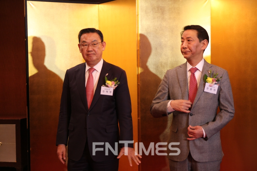 △김태영 은행연합회장 (좌), 권용원 금융투자협회장 (우) / 사진=장호성 기자