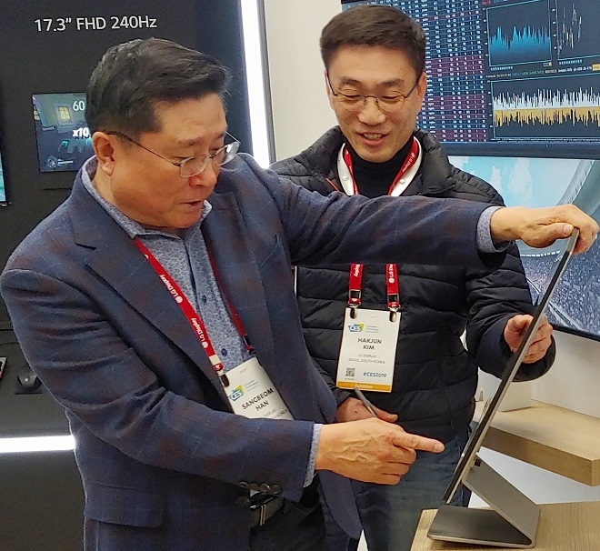 한상범 LG디스플레이 부회장(왼쪽)이 CES 2019를 앞두고 라스베이거스 컨벤션 센터(LVCC)에 마련한 LG디스플레이 고객사 전용 특별 전시관에서 현장점검을 하고 있다. (사진=LGD)