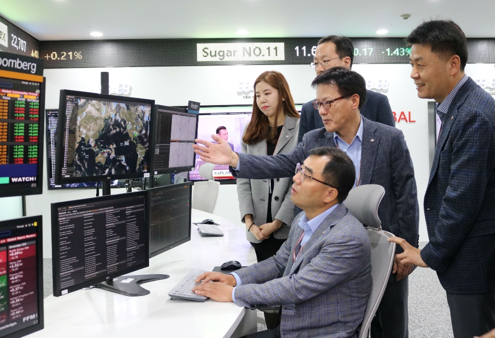 강신호 CJ제일제당 식품사업부문 대표(사진 맨 아래)가 송정호 곡물사업담당(사진 중앙)으로부터 실시간 국제 원재료 시황에 대한 설명을 듣고 있다. /사진제공=CJ제일제당