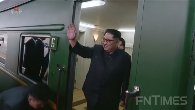 지난해 방중 당시 열차에서 손을 흔들고 있는 김정은 북한 국무위원장 [사진=로이터 뉴스핌]