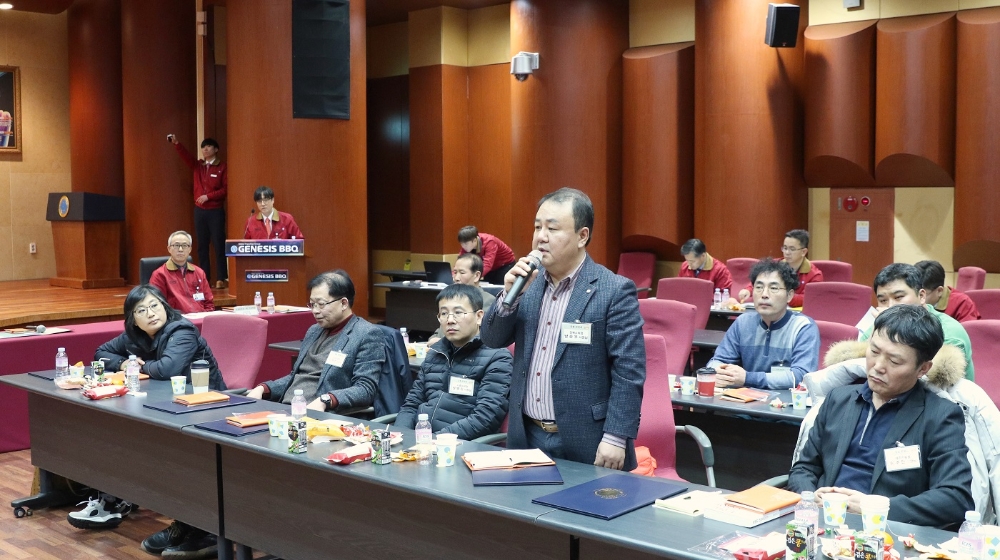 BBQ 동행위원회 동측대표로 선발된 남승우 강북스타점 사장이 동행위원회에서 발표를 하고있다. /사진제공=제너시스BBQ