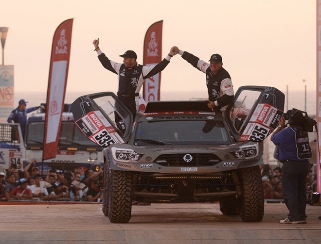 렉스턴DKR로 '2019 다카르 랠리'에 참가한 오스카 푸에르테스(Oscar Fuertes)와 디에고 발레이오(Diego Vallejo) 선수. (출처=쌍용차)