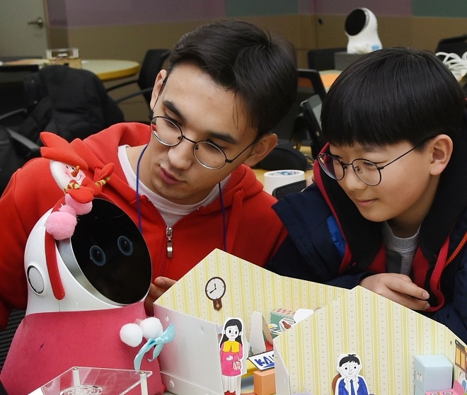9일 오후 대전 카이스트에서 진행된 'LG-카이스트 영어과학 캠프'에서 학생들이 LG전자 클로이 로봇을 활용해 모형 집 속 가전제품을 제어해보고 있다. (사진=LG)