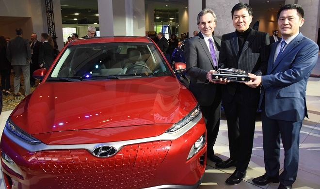 (왼쪽부터) 브라이언 스미스(Brian Smith) 현대차 미국법인(HMA) 최고운영책임자(COO), 이상엽 현대차 현대디자인센터장(전무), 이용우 현대차 북미권역본부장이 기념 촬영을 하고 있다. (사진=현대차)