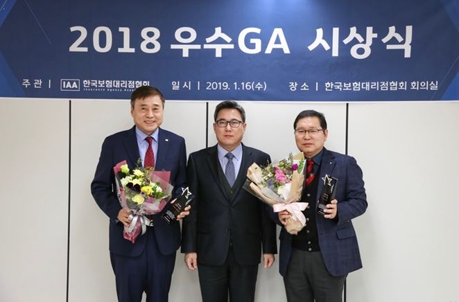 △좌측부터 박경순 에이플러스에셋어드바이저 대표, 강길만 한국보험대리점협회 회장, 정명균 퍼스트에셋 대표 / 사진=보험대리점협회