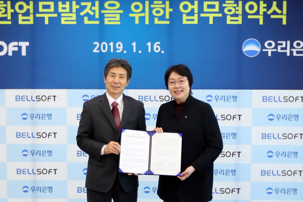 송한영 우리은행 그룹장(사진 오른쪽)과 이종일 ㈜벨소프트 대표이사가 협약식 후 기념촬영을 하고 있다./사진=우리은행