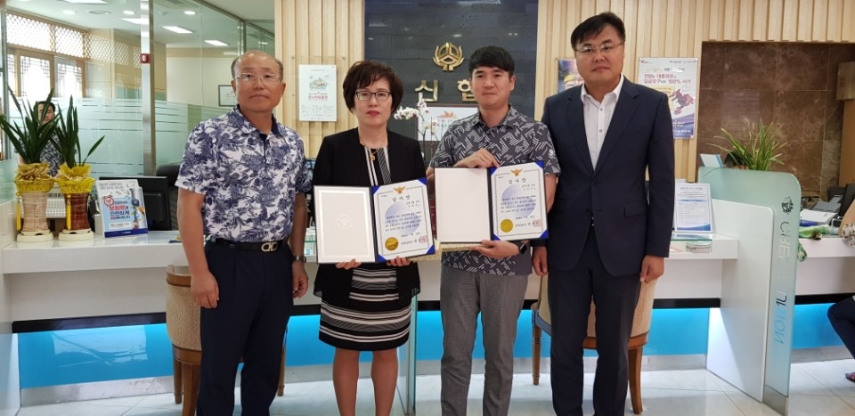 수협 직원들이 전북 김제경찰서 감사장을 수여받고 기념 사진을 촬영하고. 왼쪽부터 김제신협 조재덕 이사장, 이애자 상무, 김민기 대리. / 사진 = 신협중앙회
