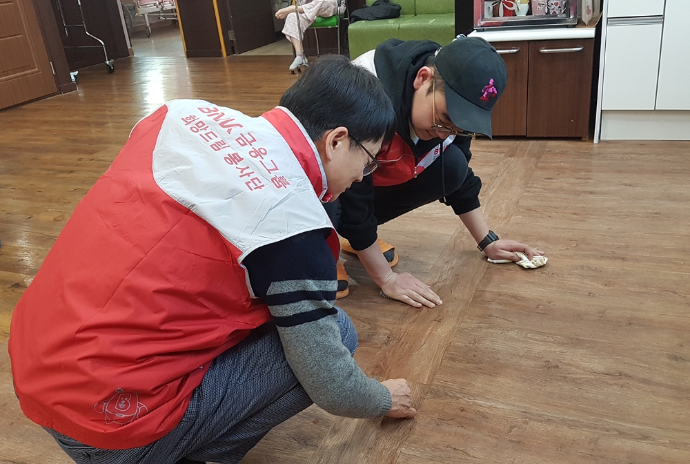 BNK경남은행 임직원이 진주 공덕의집에서 봉사활동을 하고 있다./사진=BNK경남은행